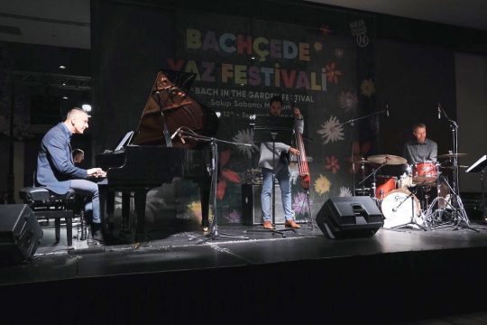 Isztambulban koncertezett a Sárik Péter Trió